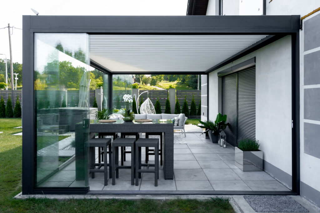 Bioklimatická pergola MONACO s bezrámovým zasklením