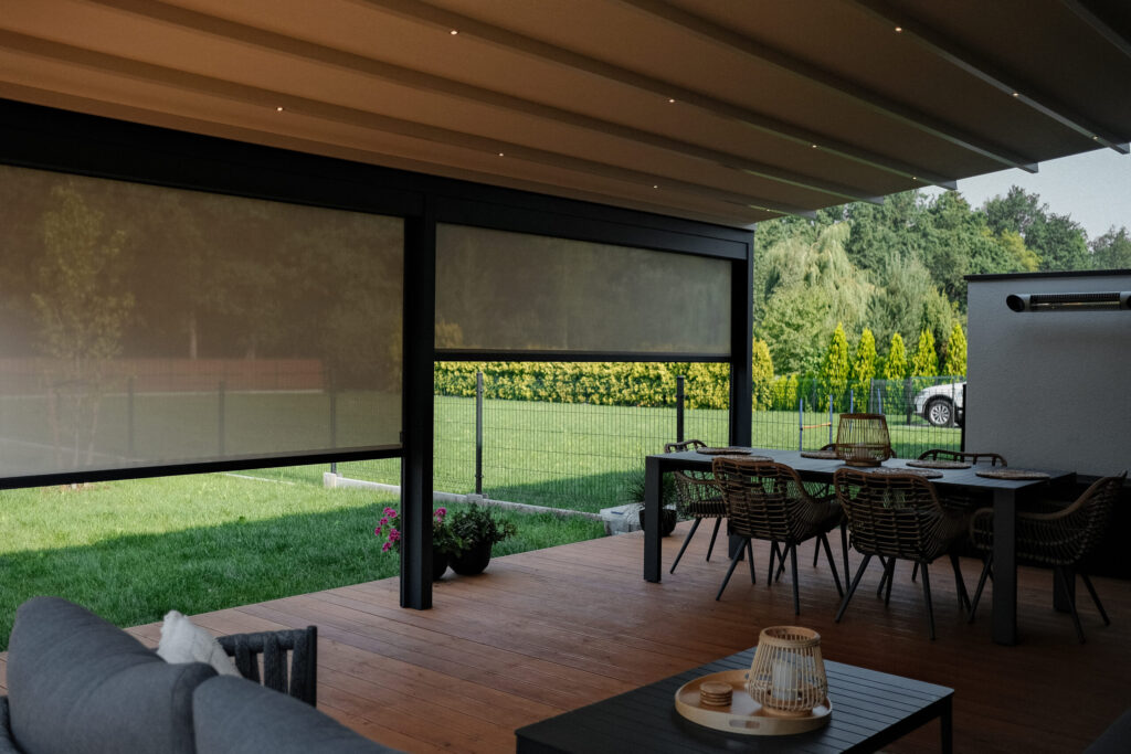 Látková pergola so screenovými roletami