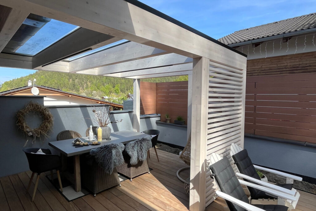 Drevená pergola so slnolammi