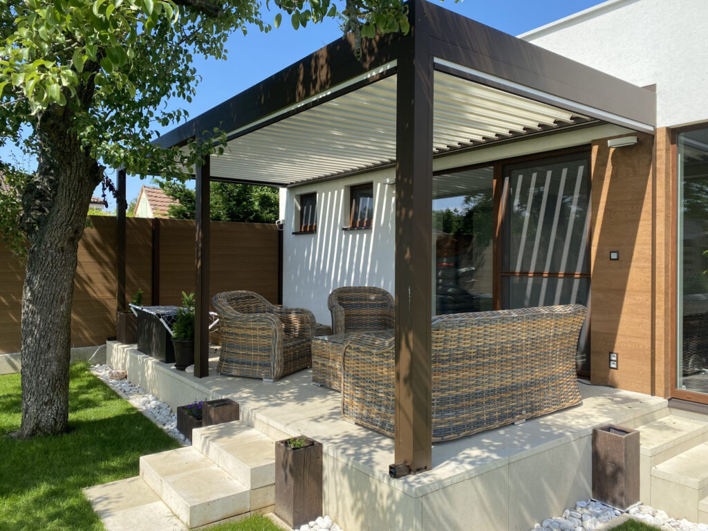 Bioklimatická pergola so screenovými roletami