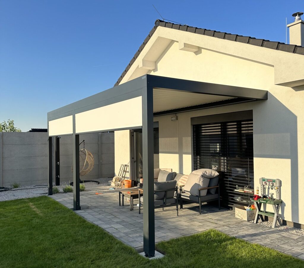Bioklimatická pergola so screenovými roletami