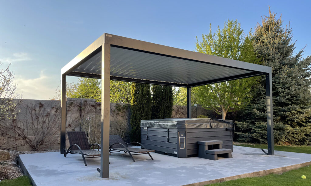 Bioklimatická pergola nad vírivkou