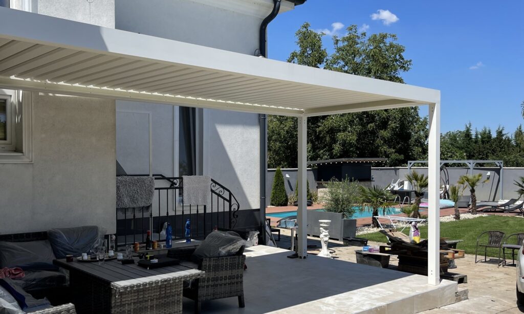 Bioklimatická pergola v bielej farbe