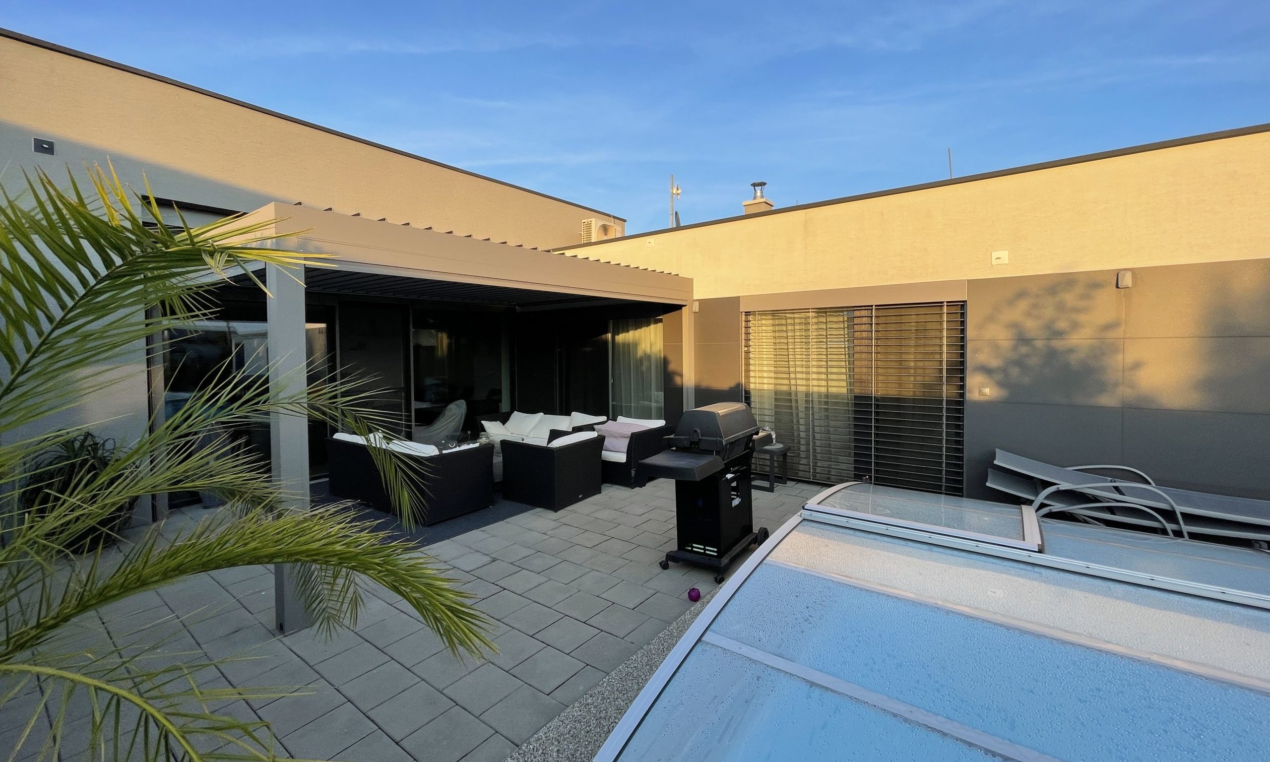 Bioklimatická pergola so screenovými roletami