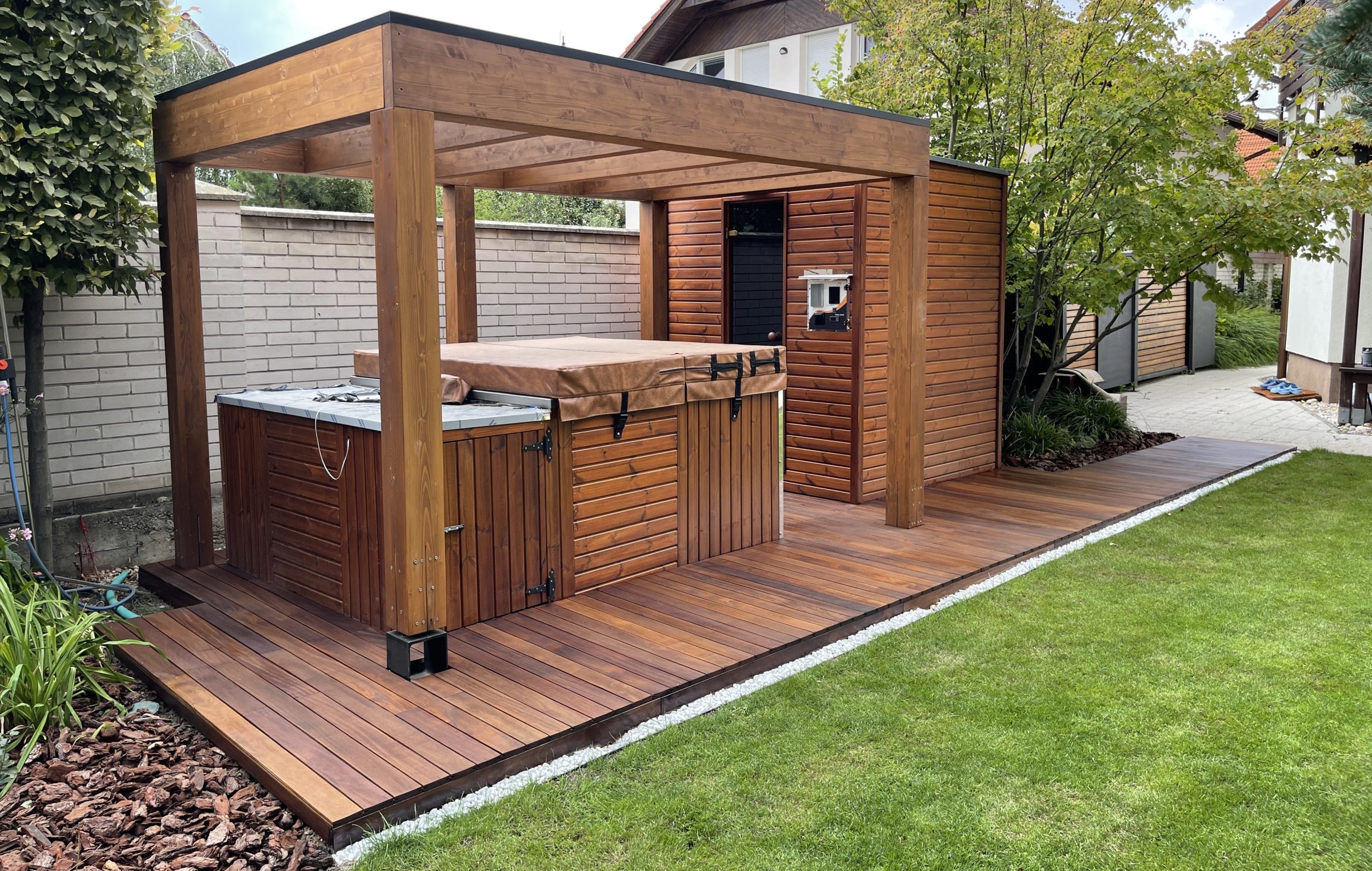 Drevená pergola s terasou