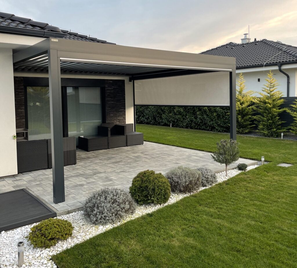 Bioklimatická pergola so screenovými roletami