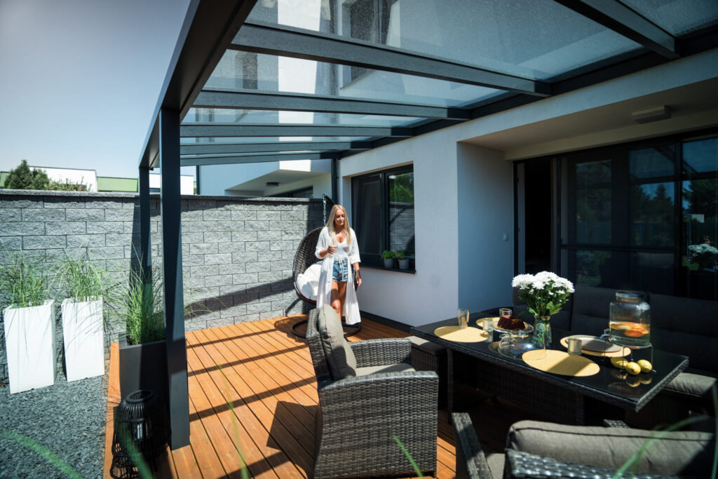Hliníková pergola s drevenou terasou z impregnovanej borovice
